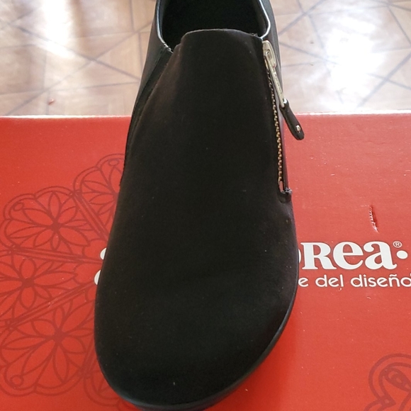 Shoes - Picture 3 of 4